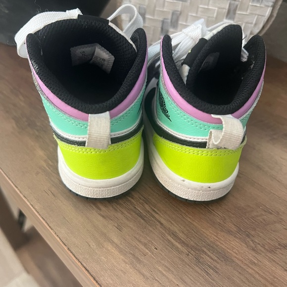 Kids Jordan’s - Picture 3 of 7